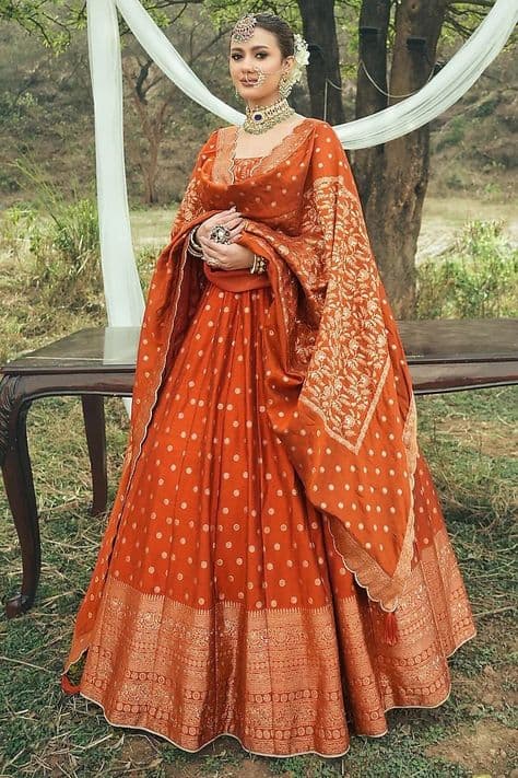 Crimson Sunset Bride: A Legacy Woven in Gold
