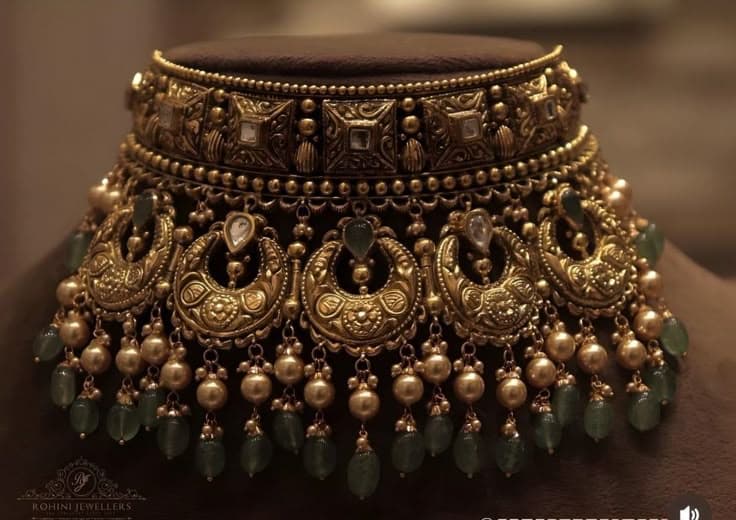 Heirloom Emerald Whispers: Regal Bridal Choker